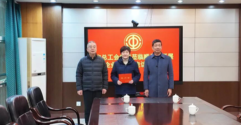 兩名女工患病，省上縣里都來(lái)慰問(wèn)一一虹潤(rùn)三重保障體系筑就員工幸福家